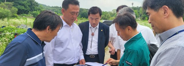 이충우 여주시장이 26일 여주시 가업동 신청사 건립예정부지를 방문해 이종원 건설과장으로부터 사업설명과 함께 추진사항을 보고 받고 있다. 유진동기자