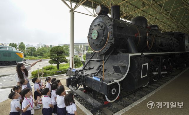철도의 날을 앞두고 박물관을 구경온 어린이들 [포토뉴스]