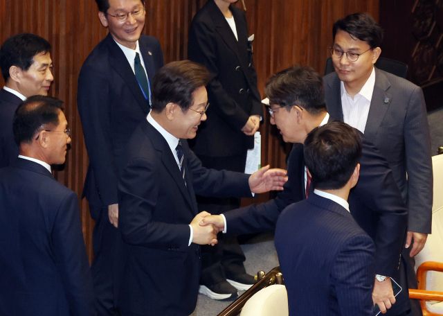 이재명 대통령이 26일 추가경정예산 시정연설을 마친 뒤 국회 본회의장에서 국민의힘 권성동 의원과 인사하고 있다. 연합뉴스