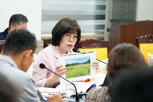 오혜자 위원이 행정사무감사에서 군 관계자에게 지역민들의 생활과 직결되는 현안들에 대해 질문하고 있다. 양평군의회 제공