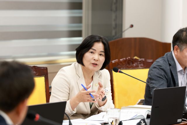 윤순옥 의원이 행정사무감사에서 예산 집행의 적정성에 대해 질의하고 있다. 양평군의회 제공