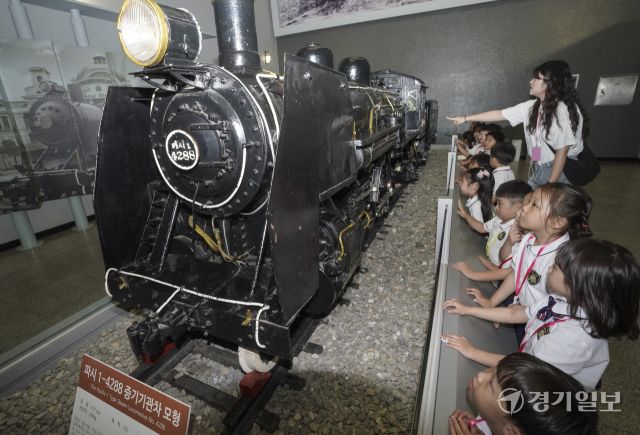 철도의 날을 앞두고 박물관을 구경온 어린이들 [포토뉴스]
