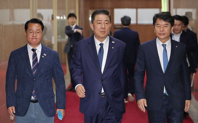 더불어민주당 김병기 원내대표(가운데), 문진석 원내수석부대표(오른쪽), 문금주 원내대변인이 26일 우원식 국회의장과 회동을 마친 뒤 의장실을 나서고 있다. 연합뉴스