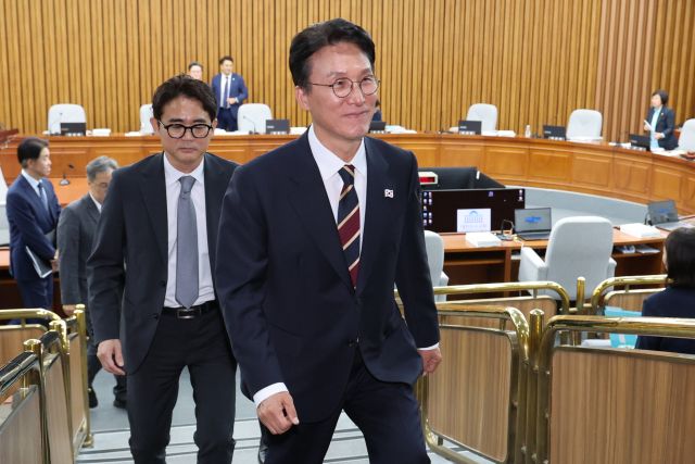 지난 25일 김민석 국무총리 후보자가 국회에서 열린 인사청문회가 자료 제출 등을 둘러싼 여야 대립으로 파행이 지속되자 후보자석을 잠시 떠나고 있다. 연합뉴스