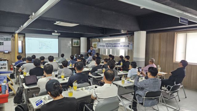 경기도노사민정협의회가 26일 진행한 ‘2025년 제1차 대·중소기업 산업안전·탄소중립(ESG 경영) 이행 교육’에서 참가자들이 내용을 경청하고 있다. 경기도노사민정협의회 제공