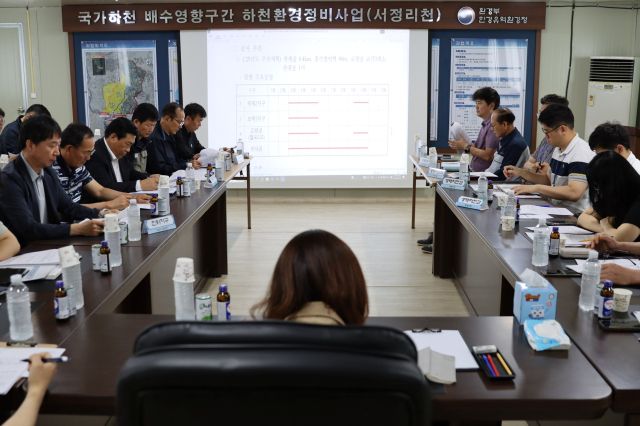한강유역환경청이 26일 서정리천 하천공사 현장사무실에서 개최한 ‘하천공사 협의체’에서 참석자들이 현장 간 공동대응 체계를 논의하고 있다. 한강유역환경청 제공
