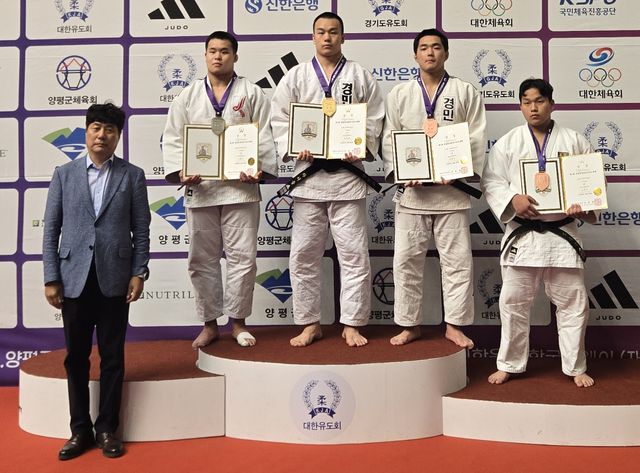 남자 고등부 100㎏급서 시즌 2관왕을 차지한 차서율(가운데)이 시상대에 올라 다른 입상자들과 기념촬영을 하고 있다.경민고 제공
