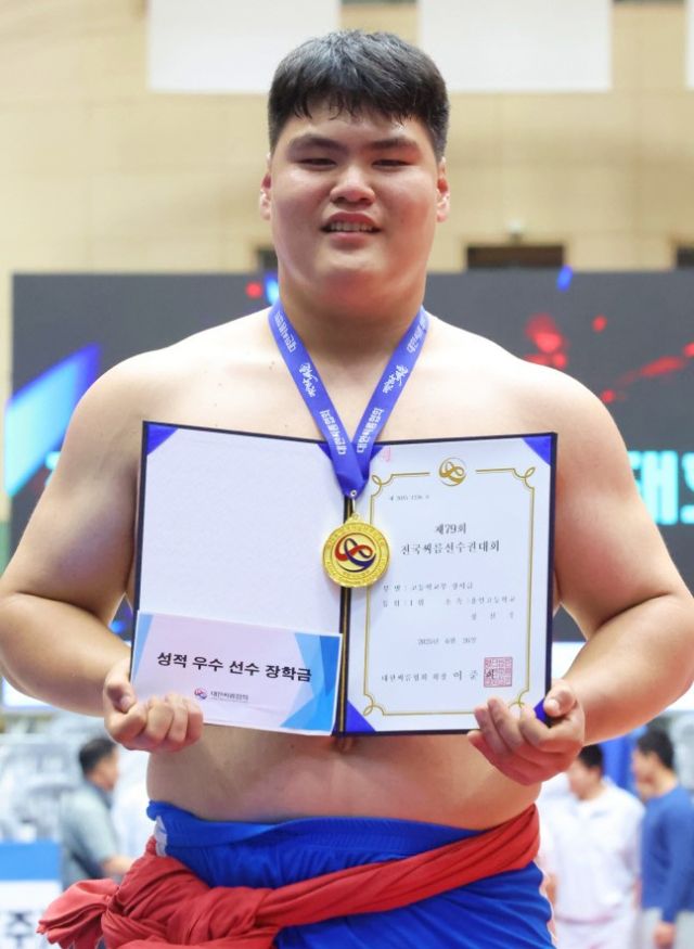 고등부 장사급 첫 패권을 차지한 용인고 정선우.대한씨름협회 제공