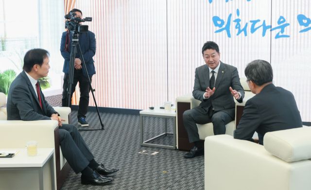 27일 오전 경기도의회 2층 본회의장 앞에 마련된 예담채에서 김진경 도의회 의장(가운데)과 임태희 교육감(왼쪽), 김동연 경기도지사가 도의회 환경 미화원의 휴게 시설 개선에 대한 이야기를 나누고 있다. 경기도의회 제공.