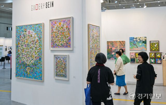 27일 수원컨벤션센터에서 열린 ‘2025 화랑미술제 인(in) 수원’을 찾은 관람객들이 다양한 미술 작품을 감상하고 있다. 이번 행사는 오는 29일까지 열린다. 윤원규기자