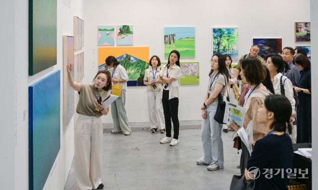 27일 수원컨벤션센터에서 열린 ‘2025 화랑미술제 인(in) 수원’을 찾은 관람객들이 다양한 미술 작품을 감상하고 있다. 104개의 유명 화랑이 참여한 이번 행사는 오는 29일까지 열린다. 윤원규기자