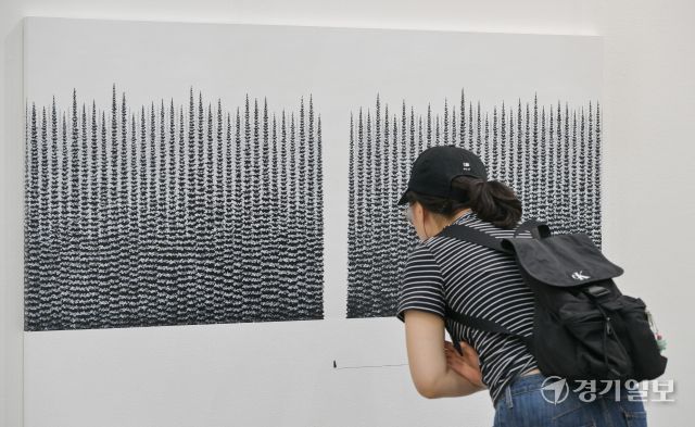 27일 수원컨벤션센터에서 열린 ‘2025 화랑미술제 인(in) 수원’을 찾은 관람객들이 다양한 미술 작품을 감상하고 있다. 이번 행사는 오는 29일까지 열린다. 윤원규기자