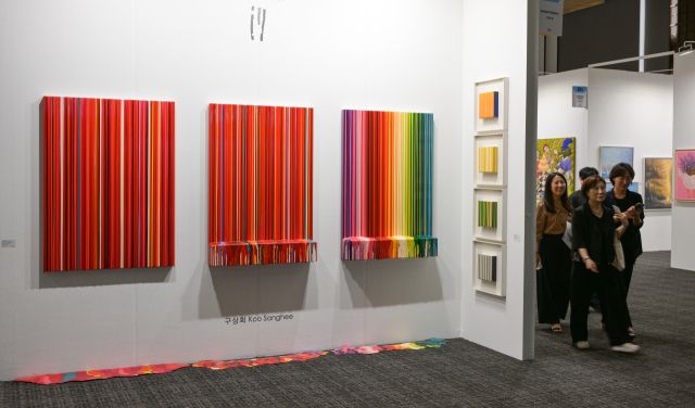 '2025 화랑미술제 in 수원'이 진행된 지난 26일 수원특례시 영통구 수원컨벤션센터에서 시민들이 다양한 작품을 감상하고 있다. 윤원규기자