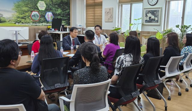 임태희 경기도교육감이 27일 화성반월초등학교에서 화성지역 학부모들과 만나 ‘열병합발전소 설치 ’에 관해 논의하고 있다. 경기도교육청 제공