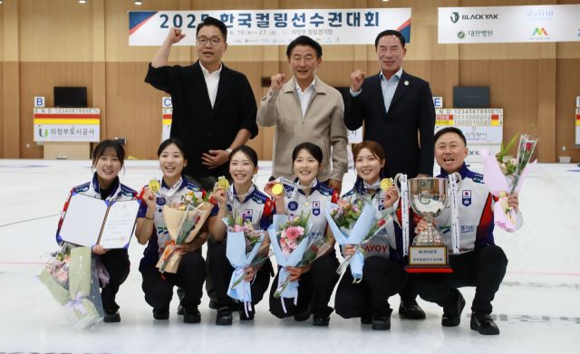 2025 한국컬링선수권대회 여자부에서 우승, 2026 밀라노·코르티나담페초 동계올림픽 출전권을 획득한 경기도청 신동호 감독(앞줄 오른쪽)과 선수들이 기념촬영을 하고 있다.경기도체육회 제공