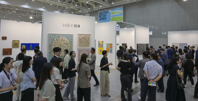 '2025 화랑미술제 in 수원'이 진행된 지난 26일 수원특례시 영통구 수원컨벤션센터에서 시민들이 다양한 작품을 감상하고 있다. 윤원규기자