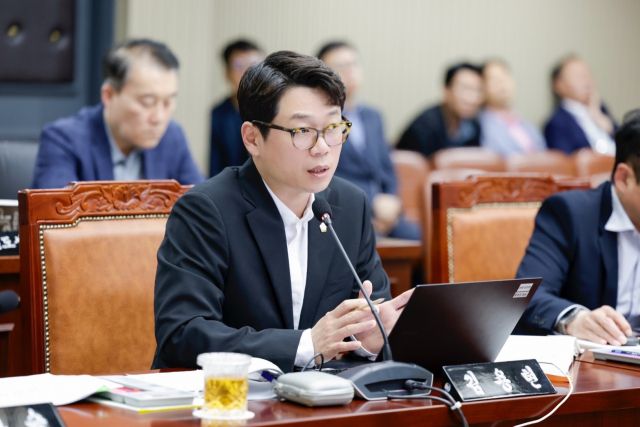 김용현 의원이 시정질문에서 구리유통종합시장 내 시민마트(구 엘마트) 체납 사태를 강하게 질타하며 구리시 행정의 총체적 실패를 지적하고 있다.김용현 의원 제공