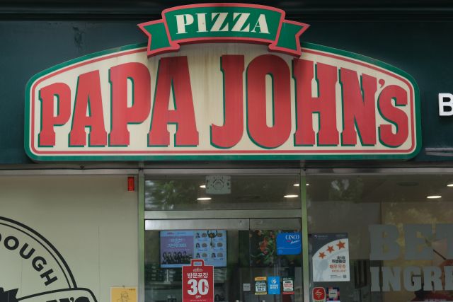 피자 프랜차이즈 한국파파존스에서 고객의 개인정보 유출 사고가 발생해 개인정보위가 조사에 착수했다. 파파존스는 지난 26일 입장문을 내고 "일부 고객 정보가 외부에 노출될 수 있는 보안 취약점을 발견했다"며 "노출 정보는 고객명과 연락처, 주소 등이며 카드 정보의 경우 카드번호 16자리 중 일부가 마스킹(가림) 처리된 상태로 확인됐다"고 밝혔다. 사진은 27일 서울 시내에 파파존스 피자 매장 모습. 연합뉴스