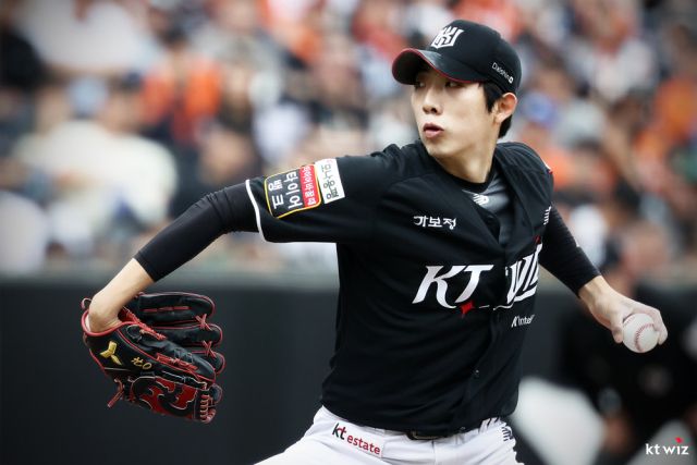 28일 롯데와 방문 경기서 개인 한 시즌 최다인 9승을 거두며 KT 위즈의 2연승, 5위 도약을 견인한 선발투수 오원석이 역투하고 있다.KT 위즈 제공