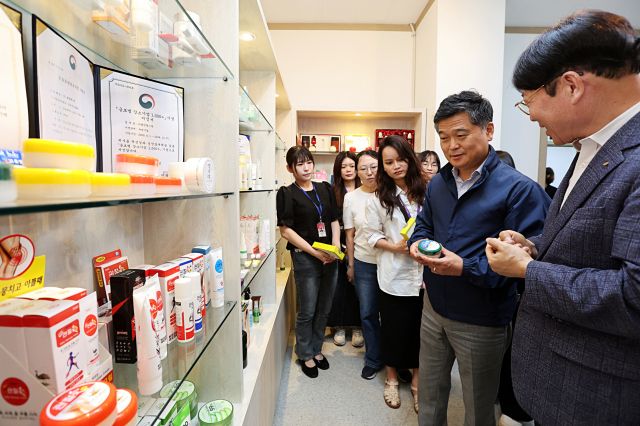 박종효 남동구청장이 외국인주민 SNS 기자단과 함께 구 우수기업을 방문하고 있다. 인천 남동구 제공