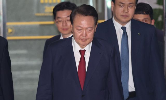 지난 29일 피의자 신분으로 내란 특검 조사를 받은 윤석열 전 대통령이 서초구 서울고검 청사를 나서고 있다. 연합뉴스