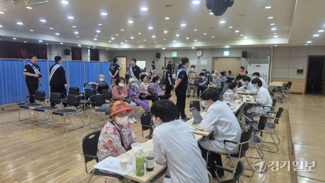 전국한의과대학연합학회 학생들이 한방의료봉사를 통해 진료를 받으러 온 노인들을 진료하고 있다. 박용규기자