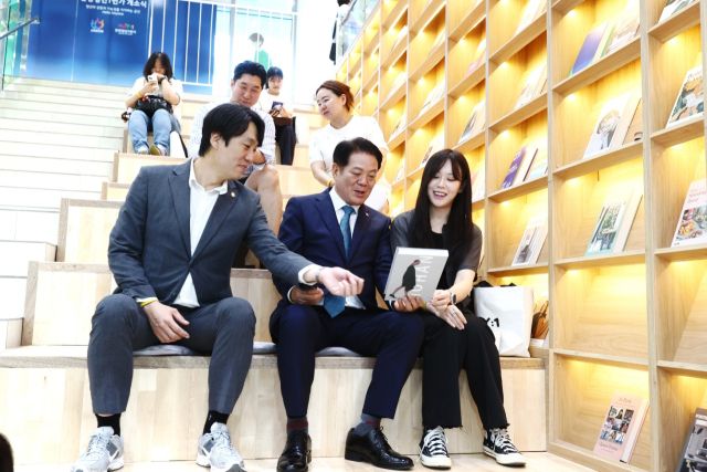 최대호 안양시장(앞줄 왼쪽 두번째)과 박준모 안양시의회 의장(앞줄 왼쪽 첫번째)이 안양청년1번가의 소통계단에서 담소를 나누고 있다. 안양시 제공.