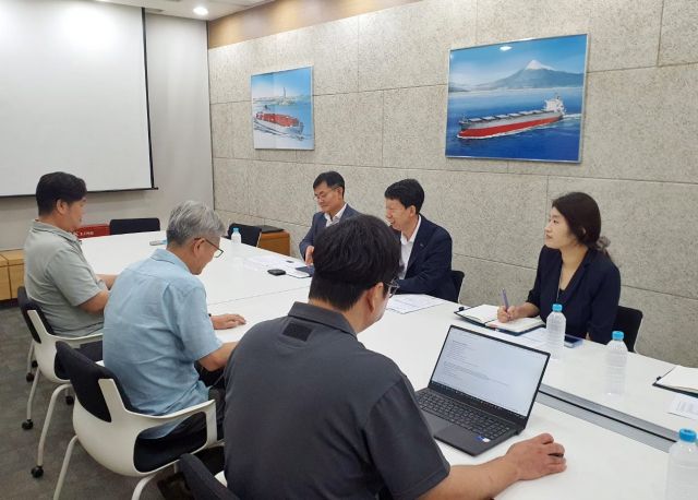 김상기 인천항만공사 운영부문 부사장과 케이라인마리타임코리아 관계자들이 자동차 물류 활성화 방안에 대해 논의하고 있다. IPA 제공