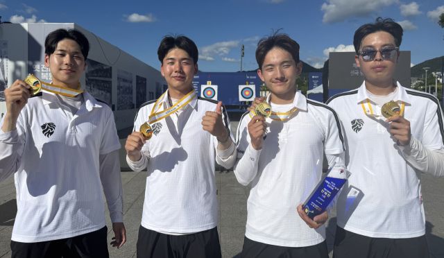 제43회 대통령기 전국양궁대회 남대부 단체전서 2연패를 달성한 경희대 선수들이 금메달을 목에 걸고 기념촬영을 하고 있다.경희대 제공