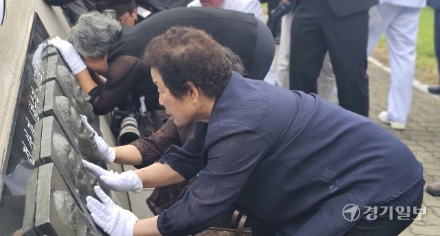 29일 오전 평택시 해군 제2함대사령부에서 열린 ‘제2 연평해전 승전 23주년 기념식’에서 전승비를 돌아보며 유가족들이 6용사의 동상을 어루만지고 있다. 윤동현 기자