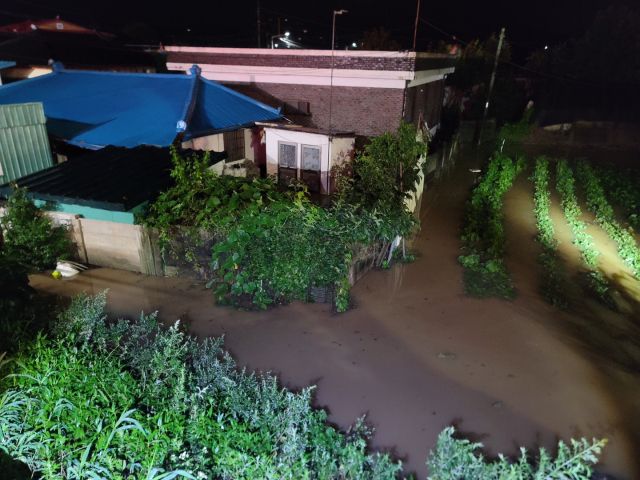 여름철 집중 호우로 양수장 역류가 발생, 침수 피해를 입은 이천시 장호원읍 일대 주택가. 사진은 기사 내용과 관계 없음. 경기도소방재난본부 제공