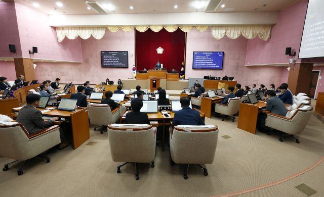지난 27일 안양시의회 제303회 정례회 제2차 본회의가 진행되고 있다. 안양시의회 제공