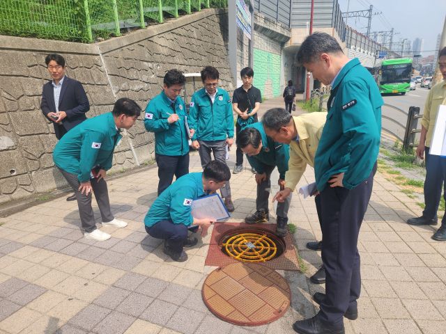인천시가 최근 도시 침수 예방을 위해 동구 배다리와 중구 동인천역 일원 하수도 중점 관리지역에 관로, 빗물받이, 맨홀 등 하수도시설을 점검하고 있다. 인천시 제공
