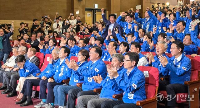 제21대 대통령선거 출구조사 발표 순간 양당 개표상황실 [포토뉴스]