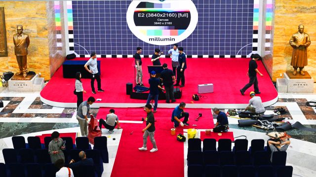 3일 오후 국회 로텐더홀에서 관계자들이 제21대 대통령 취임 선서식을 준비하고 있다.조주현기자