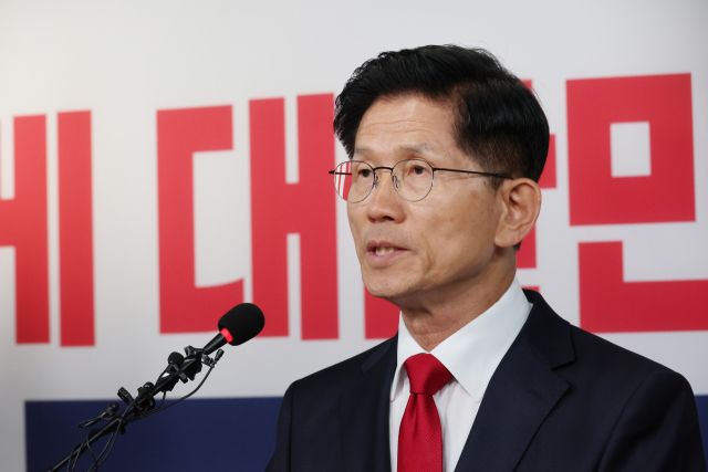 국민의힘 김문수 대선 후보가 4일 서울 여의도 당사에서 기자회견을 열고 입장을 밝히고 있다. 연합뉴스