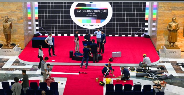 3일 오후 국회 로텐더홀에서 관계자들이 제21대 대통령 취임 선서식을 준비하고 있다.조주현기자