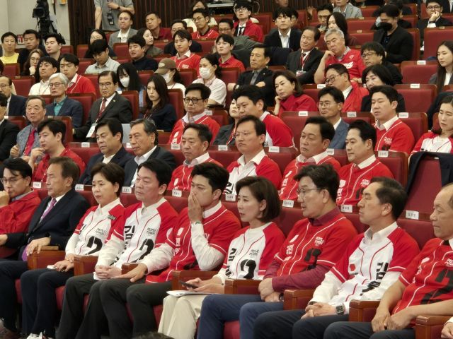 3일 출구조사 결과 발표 직전 국민의힘 주요 당직자들이 침울한 표정을 짓고 있다.