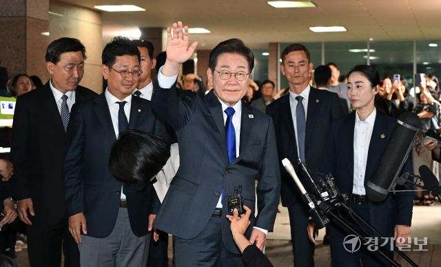 제21대 대통령 선거 이재명 당선인이 3일 인천 계양구 자택에서 나와 주민 및 지지자들에게 감사 인사를 전하고 있다. 조병석기자