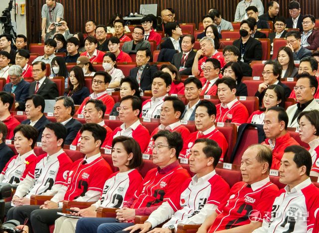 제21대 대통령선거 출구조사 발표 순간 양당 개표상황실 [포토뉴스]