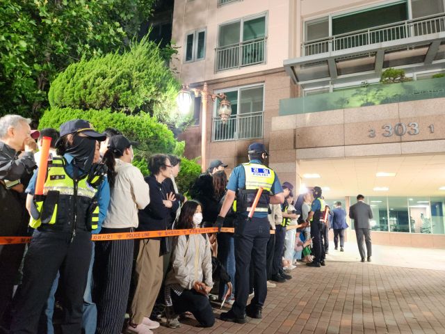 3일 오후 인천 계양구 귤현동 더불어민주당 이재명 대선 후보 자택 앞에 지지자들이 서 있다. 황남건기자