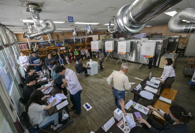 제21대 대통령 선거일인 3일 오전 광명시 소하동 한 음식점에 마련된 소하2동 제4투표소에서 유권자들이 투표를 하기 위해 줄지어 순서를 기다리고 있다. 윤원규기자