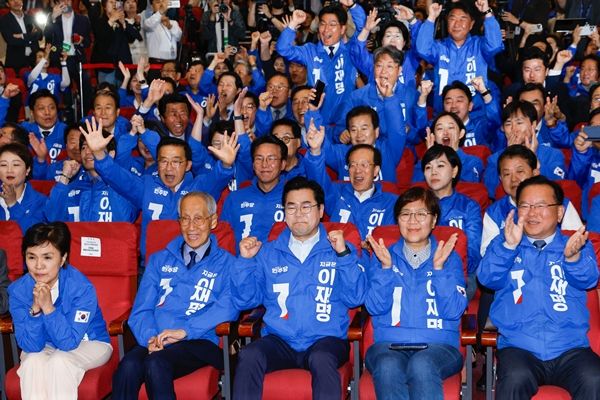 더불어민주당 윤여준, 박찬대 상임총괄선대위원장을 비롯한 선대위 관계자들이 3일 오후 국회의원회관 개표상황실에서 제21대 대통령선거 지상파 출구조사 결과에서 이재명 후보가 51.7%로 앞서는 것으로 발표되자 환호하고 있다. 연합뉴스
