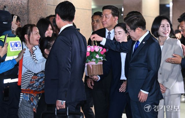 제21대 대통령 선거 이재명 당선인이 3일 인천 계양구 자택에서 나와 한 지지자에게 꽃 바구니를 받고 있다. 조병석기자
