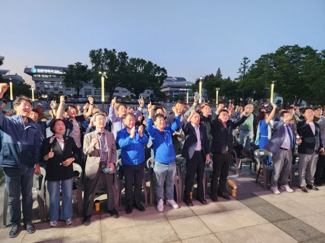 3일 인천시청 앞에 마련한 더불어민주당 인천시당의 개표방송 자리에서 지상파 방송 3사의 출구조사 결과 이재명 후보가 51.7%로 나오자 참석자들이 환호성을 지르고 있다. 이병기기자