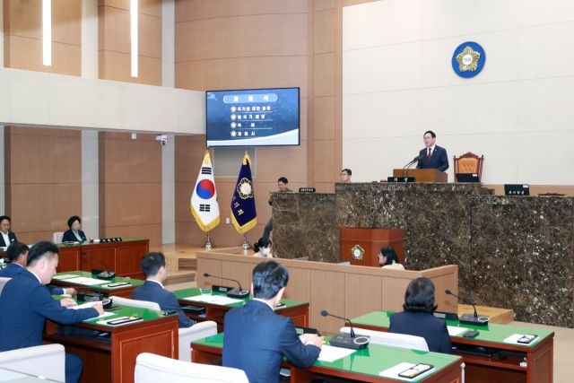 이천시의회 박명서 의장이 제254회 이천시의회 제1차 정례회를 개회하고 있다. 이천시의회 제공