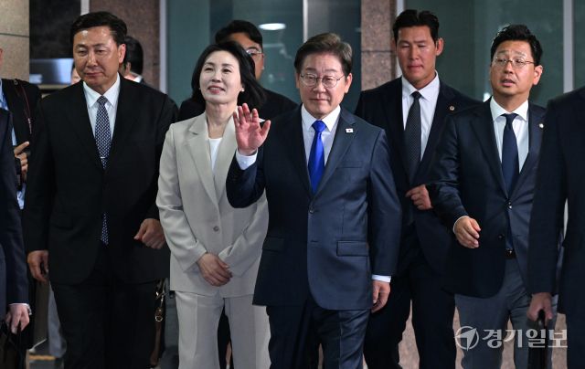 제21대 대통령 선거 재명 당선인이 3일 인천 계양구 자택에서 나와 주민 및 지지자들과 인사를 하고 있다. 조병석기자