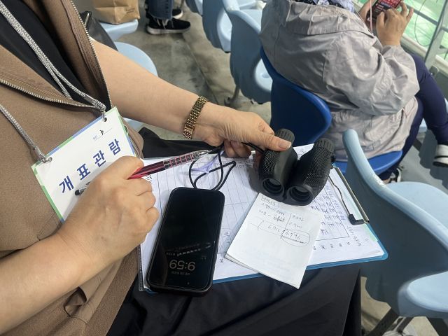 3일 오후 10시께 인천 남동구 남동체육관에서 한 시민이 사전 투표자 수와 투표용지 수를 비교하고 있다. 김샛별기자