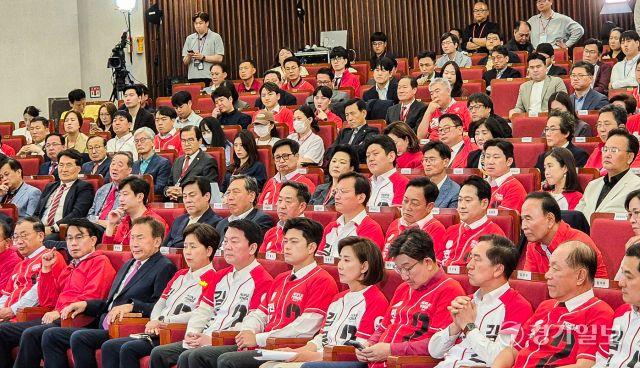 제21대 대통령선거 출구조사 발표 순간 양당 개표상황실 [포토뉴스]