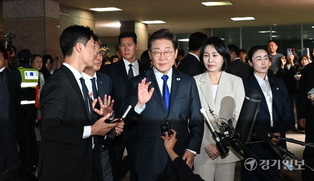 제21대 대통령 선거 이재명 당선인이 3일 인천 계양구 자택에서 나와 주민 및 지지자들에게 감사 인사를 전하고 있다. 조병석기자